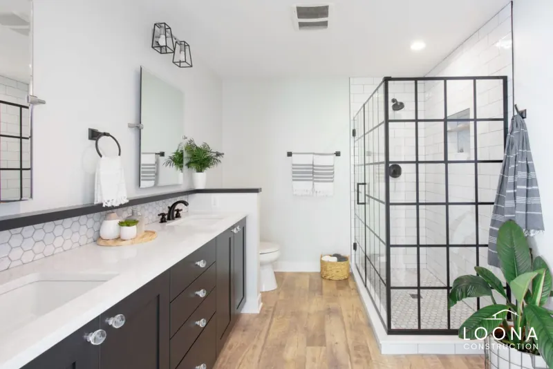 Black-and-white bathroom, Palo Alto