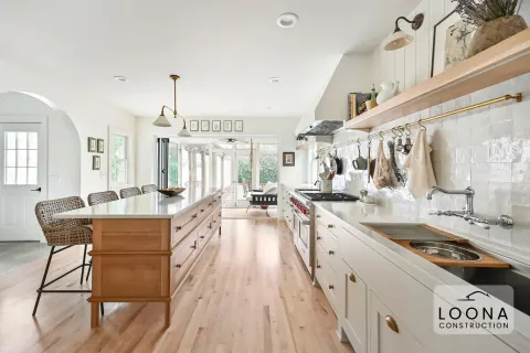 Open kitchen with woven stools in Palo Alto, photo 2