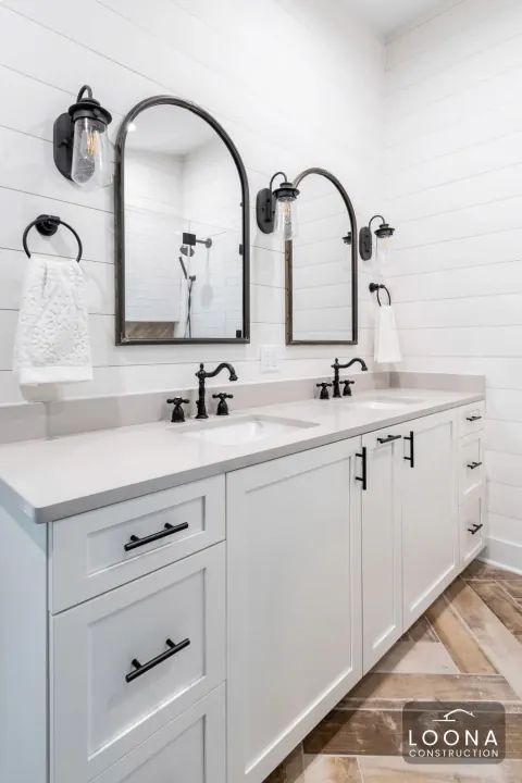 Bathroom with black fixtures in Los Altos, photo 2