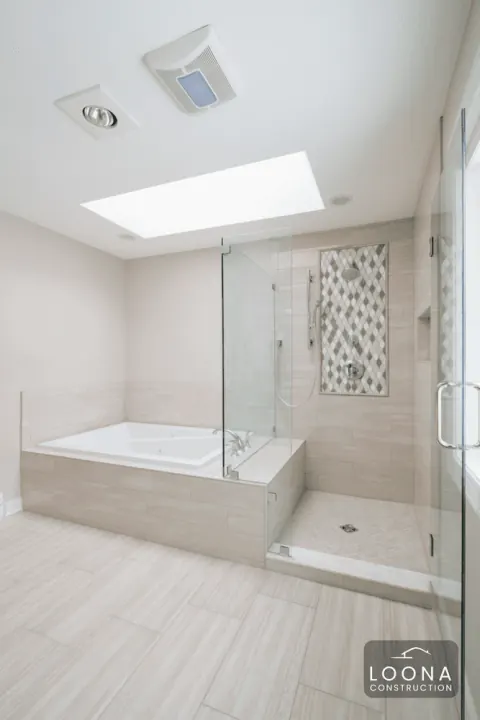 Bathroom with glass shower in Santa Clara, photo 2